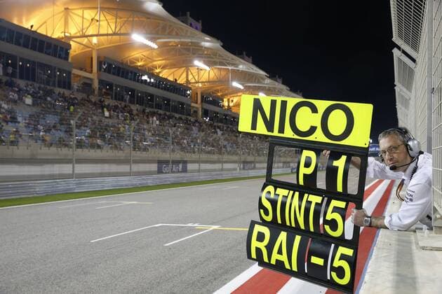 Motorsports: FIA Formula One World Championship WM Weltmeisterschaft 2016, Grand Prix of Bahrain, 6 Nico Rosberg (GER, Mercedes AMG Petronas Formula One Team), sign, Schild xHOCHxZWEIx