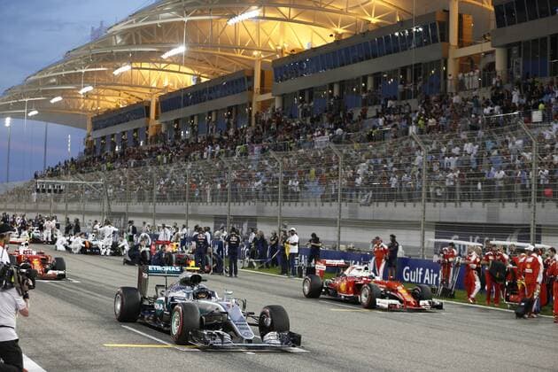 Motorsports: FIA Formula One World Championship WM Weltmeisterschaft 2016, Grand Prix of Bahrain, 6 Nico Rosberg (GER, Mercedes AMG Petronas Formula One Team), 5 Sebastian Vettel (GER, Scuderia Ferrari), xHOCHxZWEIx