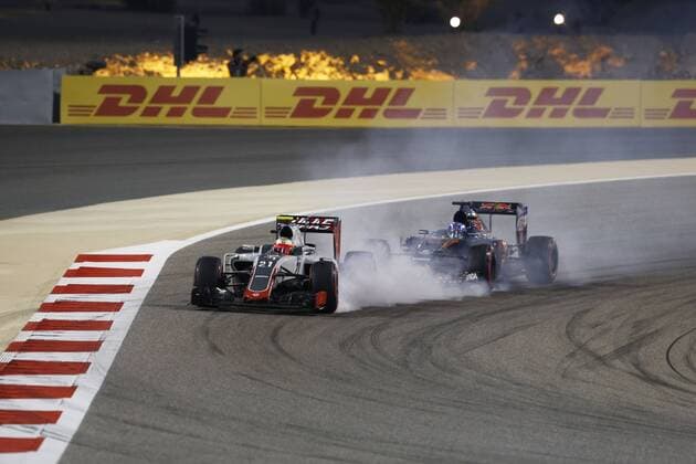 Motorsports: FIA Formula One World Championship WM Weltmeisterschaft 2016, Grand Prix of Bahrain, 21 Esteban Gutierrez (MEX, Haas F1 Team), 33 Max Verstappen (NLD, Scuderia Toro Rosso), xHOCHxZWEIx