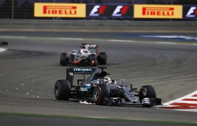 Motorsports: FIA Formula One World Championship WM Weltmeisterschaft 2016, Grand Prix of Bahrain, 44 Lewis Hamilton (GBR, Mercedes AMG Petronas Formula One Team), xHOCHxZWEIx