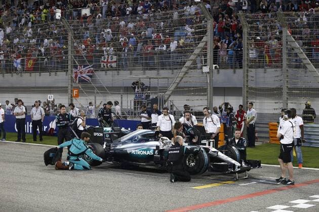 Motorsports: FIA Formula One World Championship WM Weltmeisterschaft 2016, Grand Prix of Bahrain, 44 Lewis Hamilton (GBR, Mercedes AMG Petronas Formula One Team), xHOCHxZWEIx