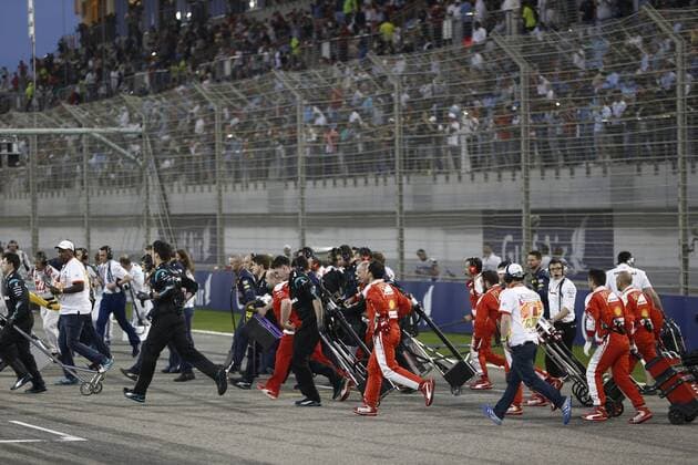 Motorsports: FIA Formula One World Championship WM Weltmeisterschaft 2016, Grand Prix of Bahrain, grid, mechanic xHOCHxZWEIx
