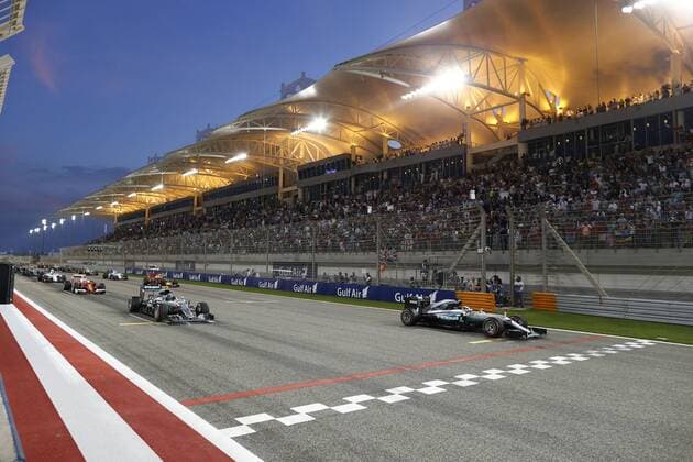 Motorsports: FIA Formula One World Championship WM Weltmeisterschaft 2016, Grand Prix of Bahrain, 44 Lewis Hamilton (GBR, Mercedes AMG Petronas Formula One Team), 6 Nico Rosberg (GER, Mercedes AMG Petronas Formula One Team), start, mass, Masse, Menge, viele, many xHOCHxZWEIx