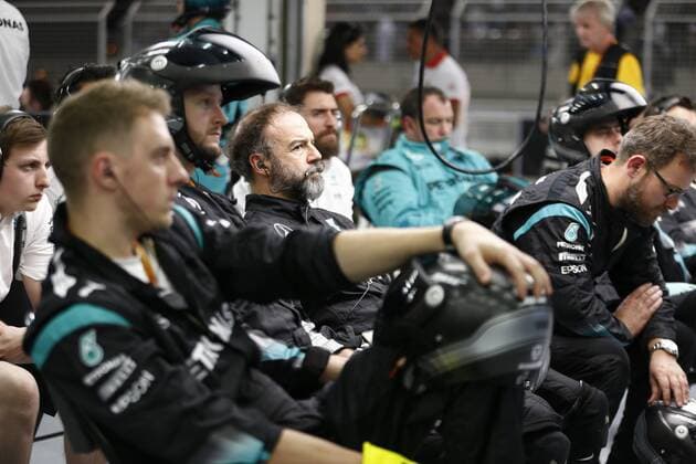 Motorsports: FIA Formula One World Championship WM Weltmeisterschaft 2016, Grand Prix of Bahrain, mechanic of Mercedes AMG Petronas Formula One Team xHOCHxZWEIx