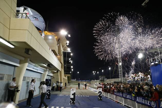 Motorsports: FIA Formula One World Championship WM Weltmeisterschaft 2016, Grand Prix of Bahrain, parc ferme, firework, fireworks, Feuerwerk xHOCHxZWEIx