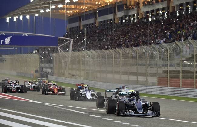 Motorsports: FIA Formula One World Championship WM Weltmeisterschaft 2016, Grand Prix of Bahrain, 6 Nico Rosberg (GER, Mercedes AMG Petronas Formula One Team), 44 Lewis Hamilton (GBR, Mercedes AMG Petronas Formula One Team), 77 Valtteri Bottas (FIN, Williams Martini Racing), start, mass, Masse, Menge, viele, many xHOCHxZWEIx