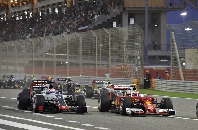 Motorsports: FIA Formula One World Championship WM Weltmeisterschaft 2016, Grand Prix of Bahrain, 8 Romain Grosjean (FRA, Haas F1 Team), 7 Kimi Raikkonen (FIN, Scuderia Ferrari), start, mass, Masse, Menge, viele, many xHOCHxZWEIx