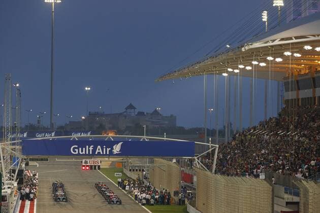 Motorsports: FIA Formula One World Championship WM Weltmeisterschaft 2016, Grand Prix of Bahrain, 6 Nico Rosberg (GER, Mercedes AMG Petronas Formula One Team), 44 Lewis Hamilton (GBR, Mercedes AMG Petronas Formula One Team), start, mass, Masse, Menge, viele, many xHOCHxZWEIx