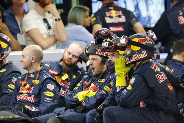 Motorsports: FIA Formula One World Championship WM Weltmeisterschaft 2016, Grand Prix of Bahrain, mechanic of Red Bull Racing xHOCHxZWEIx