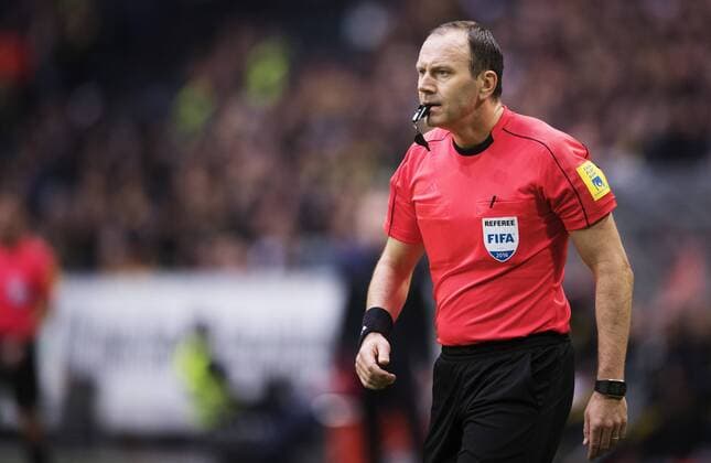 160403 Domare Jonas Eriksson under fotbollsmatchen i Allsvenskan mellan AIK och GIF Sundsvall den 3 april 2016 i Stockholm.  Copyright: JOELxMARKLUND BB160403JM148