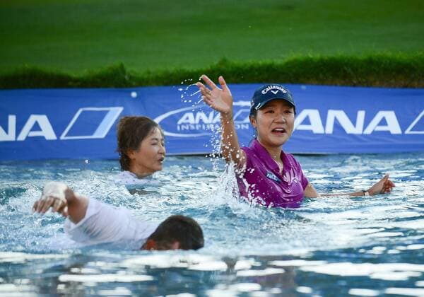 April 3, 2016: Lydia Ko of New Zealand, World 1 and 2016 ANA Inspiration Champion celebrates with her Caddie Jason Hamilton, her Mom and Sister upon completion of the final round of the ANA Inspiration LPGA Golf Damen Golf Tournament at the Mission Hills Country Club, in Rancho Mirage, Ca. (Photo by Bruce Sherwood Icon Sportswire) GOLF: APR 03 LPGA - ANA Inspiration - Final Round Icon16040310 EDITORIAL USE ONLY