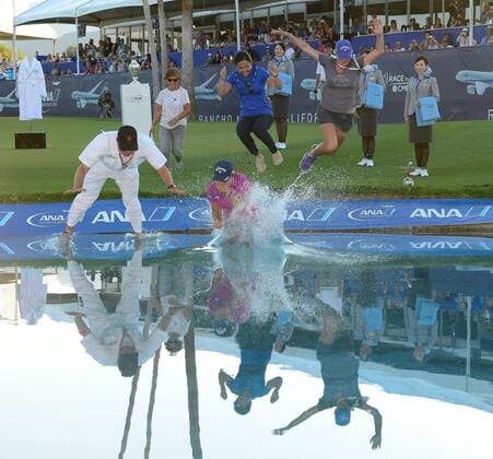 April 3, 2016: Lydia Ko of New Zealand, World 1 and 2016 ANA Inspiration Champion celebrates with her Caddie Jason Hamilton, her Mom and Sister upon completion of the final round of the ANA Inspiration LPGA Golf Damen Golf Tournament at the Mission Hills Country Club, in Rancho Mirage, Ca. (Photo by Bruce Sherwood Icon Sportswire) GOLF: APR 03 LPGA - ANA Inspiration - Final Round Icon16040314 EDITORIAL USE ONLY