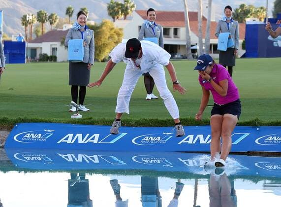 April 03, 2016: Lydia Ko of New Zealand jumps into Poppy s pond after winning the final round of the 2016 ANA Inspiration at the Mission Hills Country Club in Rancho Mirage, California. LPGA Golf Damen 2016: ANA Inspiration APR 03 - ZUMAcb8_