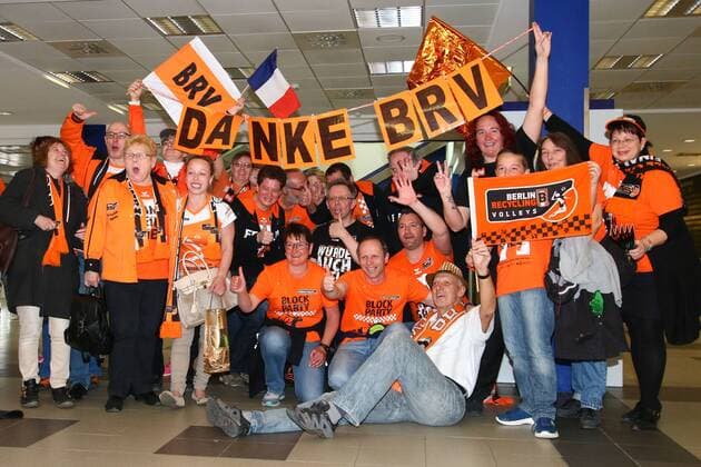 Bilder des Tages - Sport Volleyball, Herren, Saison 2015 16, Europapokal, Ankunft BR Volleys am Flughafen Schönefeld, die BRV-Fans warten auf die Rückkehr des Europacup-Siegers BR Volleys am Flughafen Schönefeld, 03.04.2016,