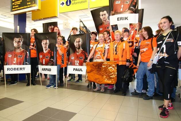 Volleyball, Herren, Saison 2015 16, Europapokal, Ankunft BR Volleys am Flughafen Schönefeld, die BRV-Fans warten auf die Rückkehr des Europacup-Siegers BR Volleys am Flughafen Schönefeld, 03.04.2016,