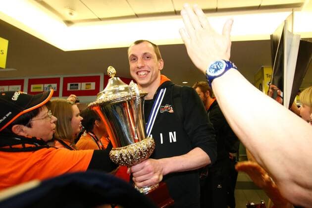 Volleyball, Herren, Saison 2015 16, Europapokal, Ankunft BR Volleys am Flughafen Schönefeld, Publikumsliebling Felix Fischer bahnt sich einen Weg durch die Fangasse mit dem CEF-Pokal bei der Ankunft am Flughafen Schönefeld, 03.04.2016,