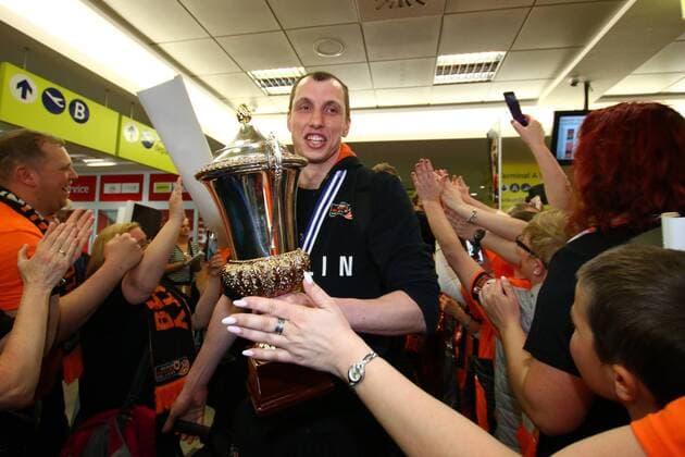 Volleyball, Herren, Saison 2015 16, Europapokal, Ankunft BR Volleys am Flughafen Schönefeld, Publikumsliebling Felix Fischer bahnt sich einen Weg durch die Fangasse mit dem CEF-Pokal bei der Ankunft am Flughafen Schönefeld, 03.04.2016,