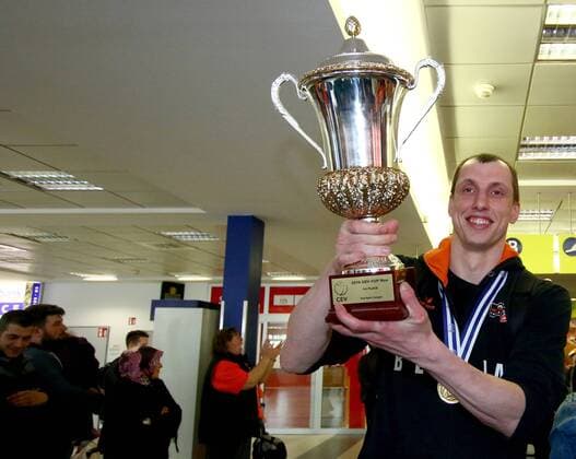 Volleyball, Herren, Saison 2015 16, Europapokal, Ankunft BR Volleys am Flughafen Schönefeld, Felix Fischer mit dem CEV-Pokal, 03.04.2016,