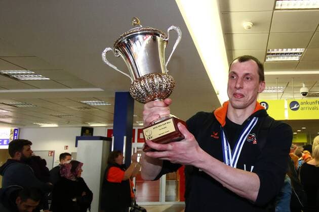 Volleyball, Herren, Saison 2015 16, Europapokal, Ankunft BR Volleys am Flughafen Schönefeld, Publikumsliebling Fleix Fischer präsentiert den CEV-Pokal , 03.04.2016,