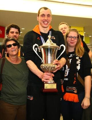 Themen der Woche - SPORT Bilder des Tages - Sport Volleyball, Herren, Saison 2015 16, Europapokal, Ankunft BR Volleys am Flughafen Schönefeld, Felix Fischer und BRV-Fans mit dem CEV-Pokal, 03.04.2016,