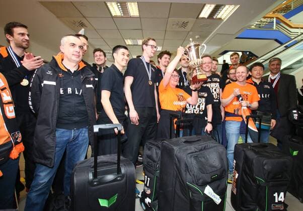 Volleyball, Herren, Saison 2015 16, Europapokal, Ankunft BR Volleys am Flughafen Schönefeld, Spieler, Betreuer und Fans des BRV mit dem CEV-Pokal am Flughafen Schönefeld, 2. v. l. Trainer Roberto Serniotti, 03.04.2016,