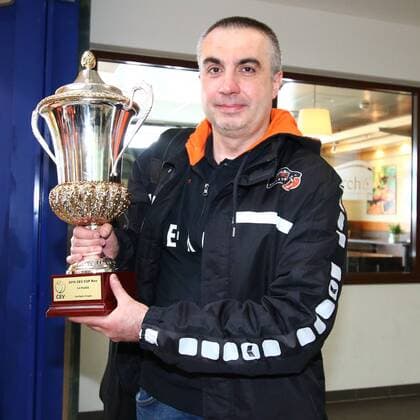 Volleyball, Herren, Saison 2015 16, Europapokal, Ankunft BR Volleys am Flughafen Schönefeld, Cheftrainer Roberto Serniotti mit dem CEV-Pokal, 03.04.2016,