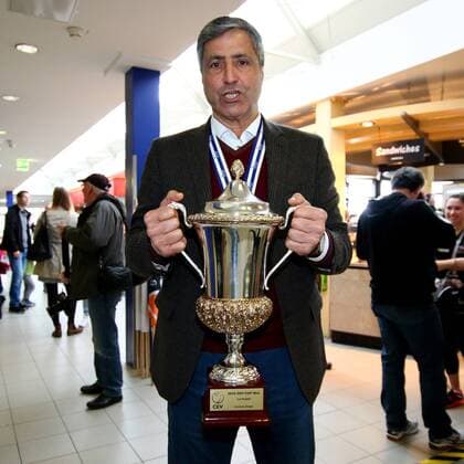 Volleyball, Herren, Saison 2015 16, Europapokal, Ankunft BR Volleys am Flughafen Schönefeld, Kaweh Niroomand, Manager und Geschäftsführer der BR Volleys mit dem CEV-Pokal, 03.04.2016,