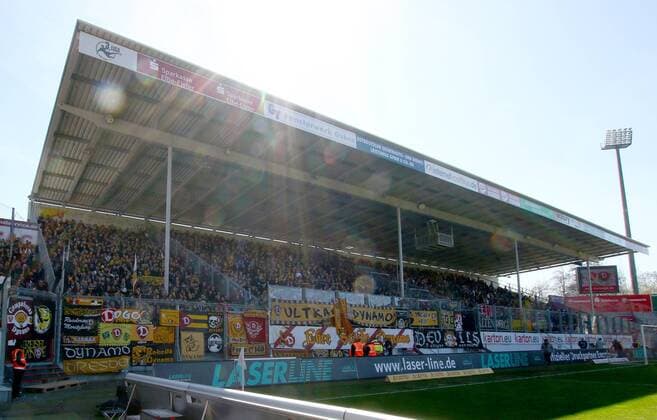 Fussball, Herren, 3. Liga, Saison 2015 2016 (32. Spieltag), FC Energie Cottbus - Dynamo Dresden 0:2, Blick auf die Südtribüne mit den jubelnden Fans von Dynamo Dresden, 02.04.2016,