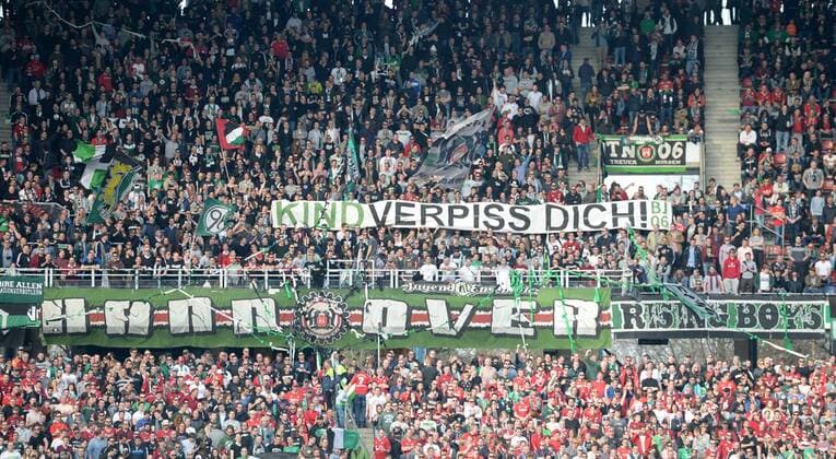 Spruchband gegen Martin Kind Kind verpiss Dich! , Ultras, Fans, Proteste, Fussball 1. Bundesliga, 28. Spieltag, Hannover 96 (H) - Hamburger SV (HH) 0:3, am 02.04.2016 in Hannover Deutschland. Â