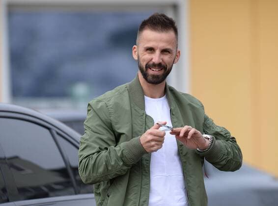 Fussball, Herren, Saison 2015 16, 2. Bundesliga, 1. FC Union Berlin, Training, Laktattest auf dem Sportplatz Dörpfeldstraße, Benjamin Köhler (1. FC Union) macht sich vor dem Laktattest die Fingernägel, 04.04. 2016,