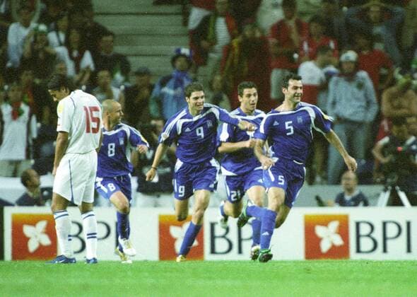 Fussball-Europameisterschaft 2004 in Portugal. Halbfinale: Griechenland - Tschechien 1:0 01.07.2004 in Porto. Jubel der Griechen nach dem Siegtreffer zum 1:0. Rechts der Torschütze Traianos Dellas (5). Dahinter v.l.: Stylianos Giannakopoulos (8), Angelos Charisteas (9) und Konstantinos Katsouranis (21). Ganz links: Milan Baros (TCH) enttäuscht. HM