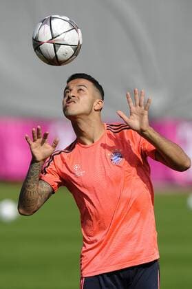volle Konzetration:Thiago ALCANTARA (FCB),Aktion,Einzelbild,angeschnittenes Einzelmotiv,Halbfigur,halbe Figur, Training FC Bayern Muenchen vor dem Champions League Spiel gegen Benfica Lissabon. Fussball 1. Bundesliga,am 04.4.2016.