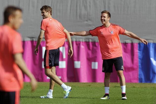 Bester Laune:Mario GOETZE,GÖTZE (Bayern Muenchen,re) zupft Thomas MUELLER (MÜLLER,Bayern Muenchen) an der Trainingsjacke.Aktion. Training FC Bayern Muenchen vor dem Champions League Spiel gegen Benfica Lissabon. Fussball 1. Bundesliga,am 04.4.2016.