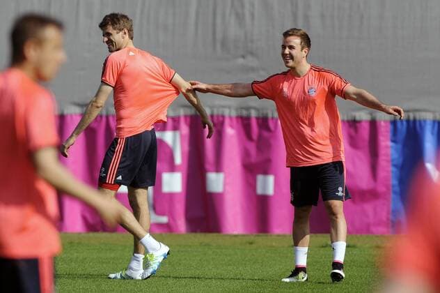 Bester Laune:Mario GOETZE,GÖTZE (Bayern Muenchen,re) zupft Thomas MUELLER (MÜLLER,Bayern Muenchen) an der Trainingsjacke.Aktion. Training FC Bayern Muenchen vor dem Champions League Spiel gegen Benfica Lissabon. Fussball 1. Bundesliga,am 04.4.2016.