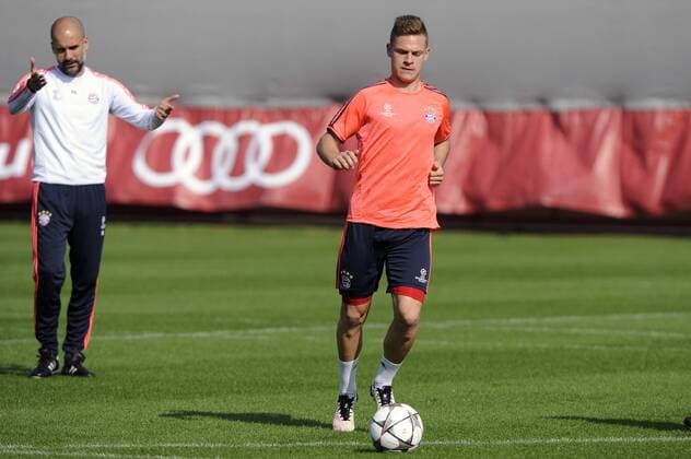Joshua KIMMICH (Bayern Muenchen) am Ball-hi.li:Pep (Josep) GUARDIOLA (Trainer FCB). Training FC Bayern Muenchen vor dem Champions League Spiel gegen Benfica Lissabon. Fussball 1. Bundesliga,am 04.4.2016.