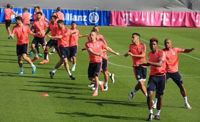 Bilder des Tages - Sport 04.04.2016, 1.BL,FC Bayern Training, Säbenerstrasse München, im Bild: FCB Team vor dem Spiel vs Benfica
