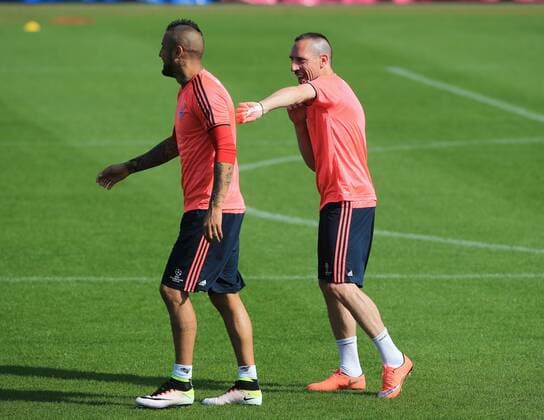 04.04.2016, 1.BL,FC Bayern Training, Säbenerstrasse München, im Bild: Arturo Vidal (FCB) und Franck Ribery (FCB)