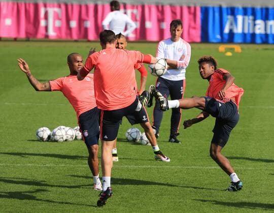 04.04.2016, 1.BL,FC Bayern Training, Säbenerstrasse München, im Bild: Douglas Costa (FCB), Xabi Alonso (FCB),Arturo Vidal (FCB) und David Alaba (FCB)