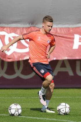 Joshua KIMMICH (Bayern Muenchen),Aktion,Einzelaktion,Einzelbild, Freisteller,Ganzkoerperaufnahme,ganze Figur. Training FC Bayern Muenchen vor dem Champions League Spiel gegen Benfica Lissabon. Fussball 1. Bundesliga,am 04.4.2016.
