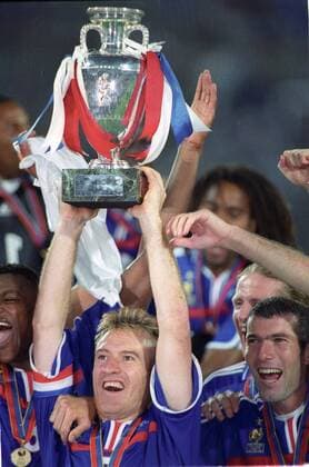 Fussball-Europameisterschaft 2000 in Belgien Niederlande Finale: Frankreich - Italien 2:1 n.V. Kapitän Didier Deschamps mit Pokal rechts Zinedine Yazid Zidane HM
