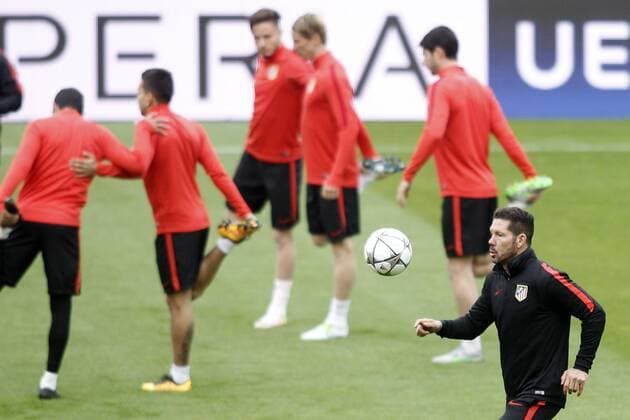 Atletico de Madrid s coach Diego Pablo Cholo Simeone during training session. April 4,2016.  (20160404129)