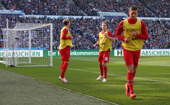 02.04.2016, Hannover Fussball, Fußball, Bundesliga Saison 2015-2016, HDI Arena, 28. Spieltag, Hannover 96 - Hamburger SV 0:3 Niklas Feierabend (M Hannover96) macht sich am Spielfeldrand warm - das 1.Mal im Bundesligakader