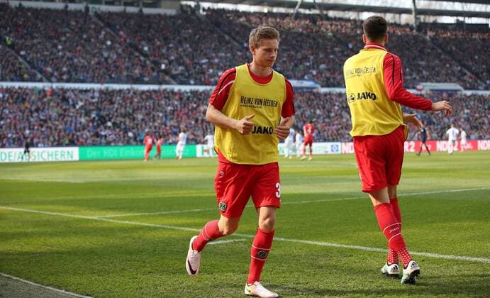 Bilder des Tages - SPORT 02.04.2016, Hannover Fussball, Fußball, Bundesliga Saison 2015-2016, HDI Arena, 28. Spieltag, Hannover 96 - Hamburger SV 0:3 Niklas Feierabend (L Hannover96) macht sich am Spielfeldrand warm - das 1.Mal im Bundesligakader