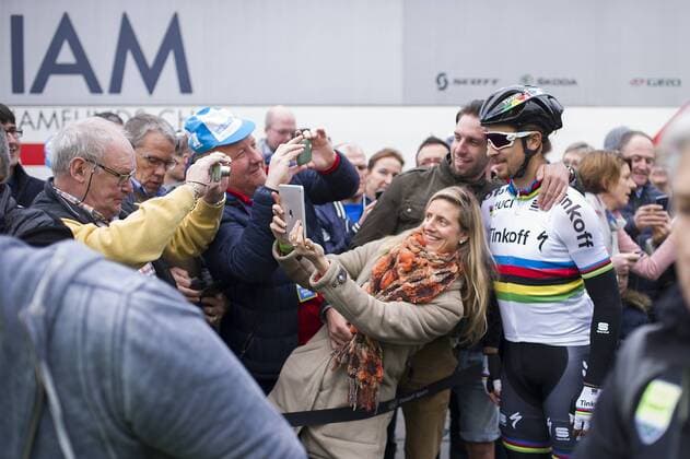Flandern Rundfahrt 2016. - Fans machen Fotos mit Peter Sagan