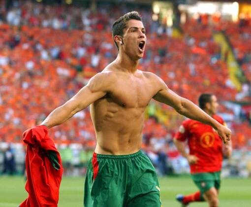 Fussball EM 2004 in Portugal. Halbfinale: Portugal - Holland 2:1 30.06.2004 in Lissabon. Torschütze Cristiano Ronaldo (Port.) jubelt nach seinem Treffer zum 1:0 HM