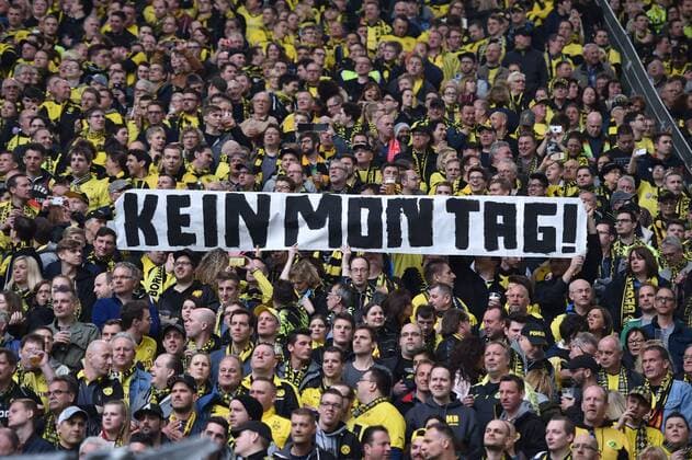 02.04.2016, Fussball, Saison 2015 2016, 1. Bundesliga, 28. Spieltag, Borussia Dortmund - SV Werder Bremen 3:2, Südtribüne im Signal Iduna Park mit Bannern gegen Montagsspiele