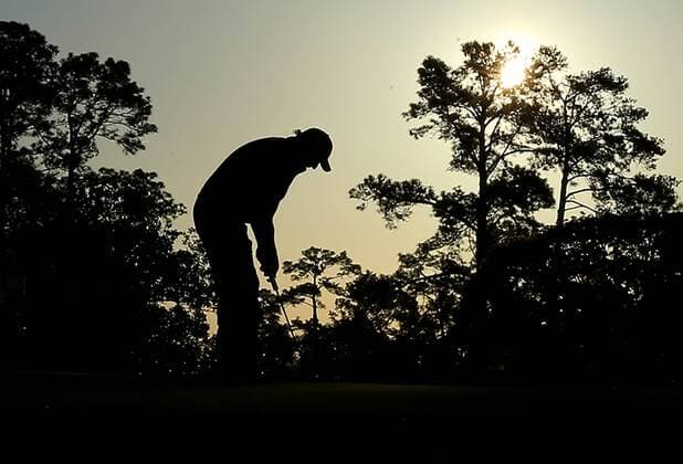 Bilder des Tages - SPORT Golf, Vorbereitung auf The Masters in Augusta April 4, 2016 - Augusta, GA, USA - Phil Mickelson is on the practice putting green at sunrise just before teeing off to begin his practice round for the Masters at Augusta National Golf Club on Tuesday, April 5, 2016, in Augusta, Ga. Masters practice - ZUMAm67_