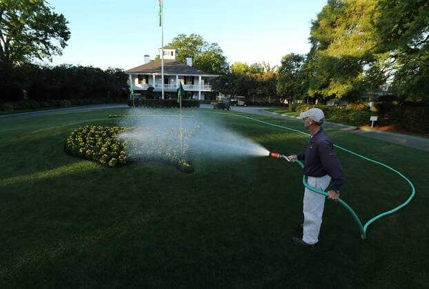 Themen der Woche - SPORT Bilder des Tages - SPORT Golf, Vorbereitung auf The Masters in Augusta April 4, 2016 - Augusta, GA, USA - George Stewart waters the flower bed and grass at sunrise in front of the clubhouse at Augusta National Golf Club on Tuesday, April 5, 2016, in Augusta, Ga. Masters practice - ZUMAm67_