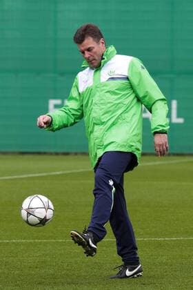Fußball, UEFA Champions League, Pressekonferenz und Abschlusstraining VfL Wolfsburg und Real Madrid; Dieter Hecking (Cheftrainerf Wolfsburg)Freisteller, Einzelbild, Aktion, action mit Ball. xtgx