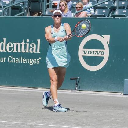 April 5, 2016 - Charleston, SC, U.S. - Charleston, SC - Apr 05, 2016: Samantha Stosur (AUS) 10 returns a volley to Q Aleksandra Krunic (SRB) during their Volvo Car Open match at the Family Circle Tennis Center in Charleston, SC. Tennis 2016: WTA Tennis Damen Volvo Car Open Apr 05 - ZUMAa55_